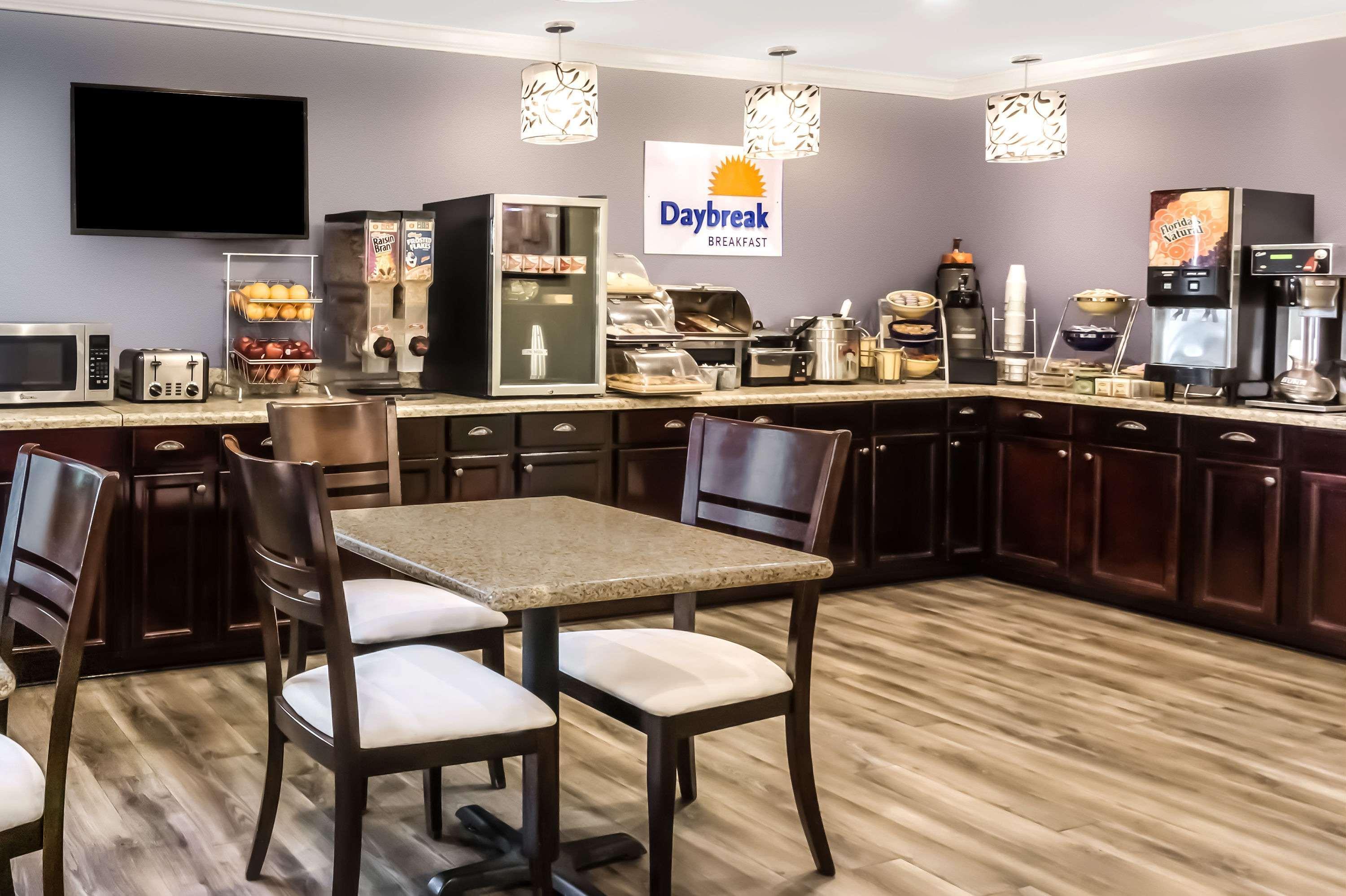 Days Inn Blakely Екстериор снимка